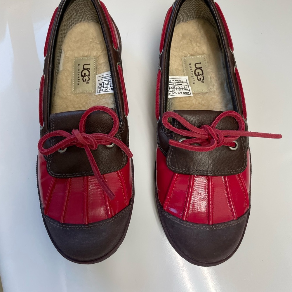 UGG Women’s Slip-on Duck Style Shoes
